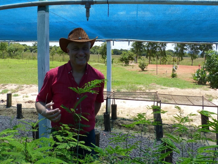 Andreas Jelinek in der Baumschule Paso Pé (gegründet 2012) in Villarrica im Departamento Guaira in Paraguay © La Rivera S.A.