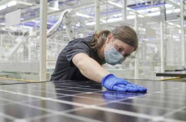 Der letzte Schliff: Die Schweizer Meyer Burger Technology AG eröffnete am 26. Mai 2021 ihre erstes Werk für Solar-Module im sächsischen Freiberg © Meyer Burger Technology AG