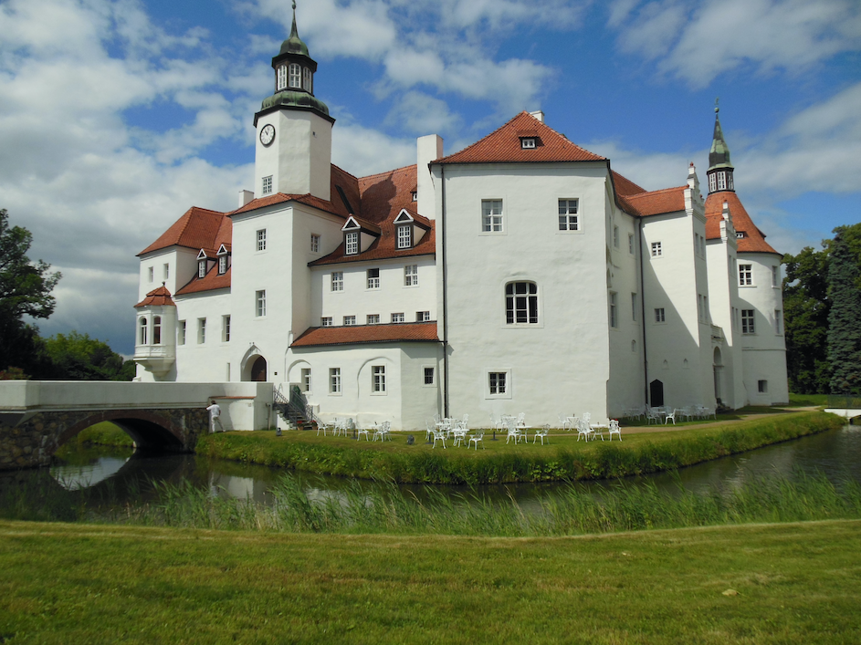 Dieses 4-Sterne-Wasserschlosshotel in Südbrandenburg steht derzeit zum Verkauf © Engel & Völkers Schlösser & Herrenhäuser