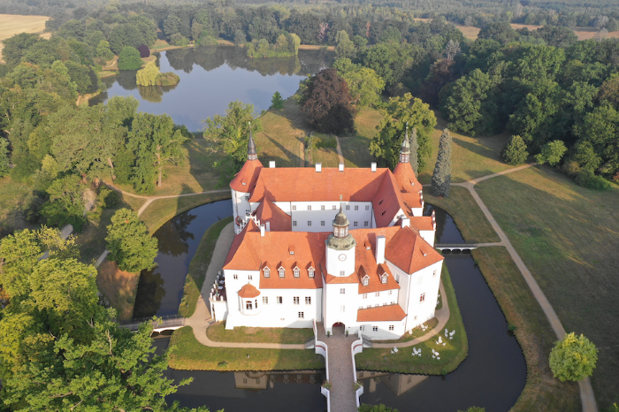 Dieses 4-Sterne-Wasserschlosshotel in Südbrandenburg steht derzeit zum Verkauf © Engel & Völkers Schlösser & Herrenhäuser