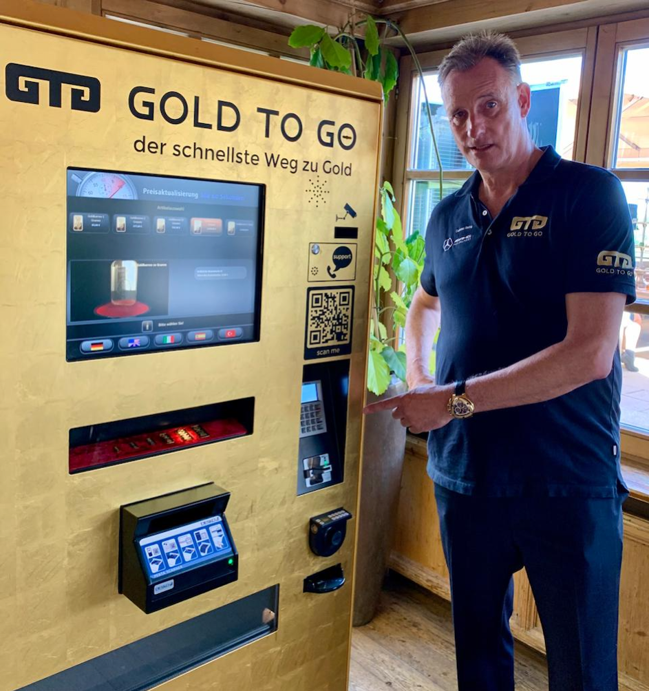 Rudolf Engelsberger, CEO der Schweizer GOLD TO GO AG aus Küssnacht, an einem Goldautomaten, den es bald an mehreren Standorten geben wird © www.facebook.com/GTGAG.CH