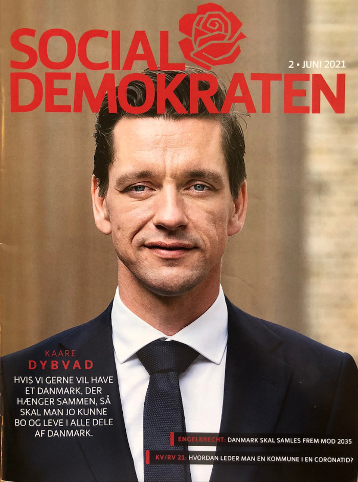 Unterstützt das Ziel Null Asylbewerber – der dänische Innen- und Wohnungsminister Kaare Dybvad wurde am 2. Juni 2021 auf dem Titelblatt der Mitgliederzeitschrift der Sozialdemokratischen Partei Dänemarks, "Socialdemokraten", mit den Worten zitiert: "Wenn wir ein Dänemark wollen, das zusammenhält, dann muss man in allen Teilen Dänemarks leben können." © Titelblatt Socialdemokraten 2. Juni 2021