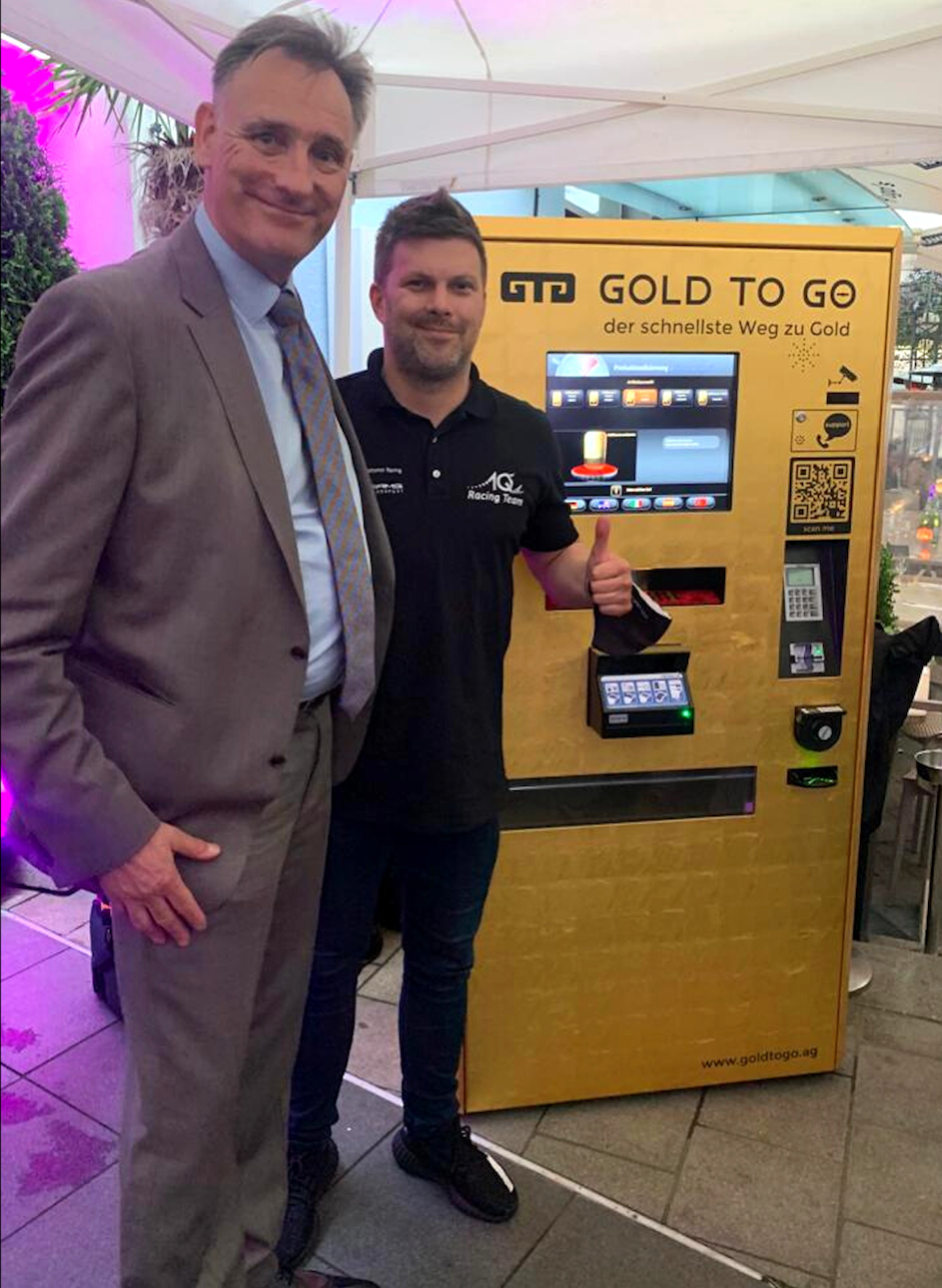 GOLD-TO-GO-CEO Rudolf Engelsberger (links) mit Goldi-Rennpilot Kenneth Heyer am Goldautomaten im Münchner H’ugo’s am 30. Juni 2021 © facebook.com/KennethHeyer