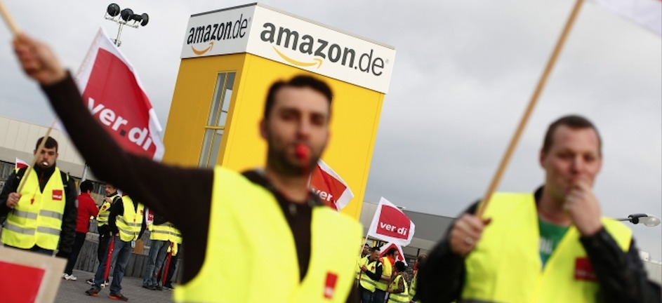 Kaum eine Woche nachdem Arbeiter in Italien einen erfolgreichen nationalen Streik in Amazon-Betrieben im gesamten Alpenland gestartet haben, reagierten Mitglieder der deutschen Gewerkschaft ver.di Ende März 2021 mit einem viertägigen Streik in 6 Städten: Rheinberg, Werne, Koblenz, Bad Hersfeld und Leipzig in einem langjährigen Kampf um bessere Bezahlung, Arbeitsbedingungen und Respekt © Pressefoto Gewerkschaftsförderation Uni Global Union am Genfer See in Nyon, Schweiz