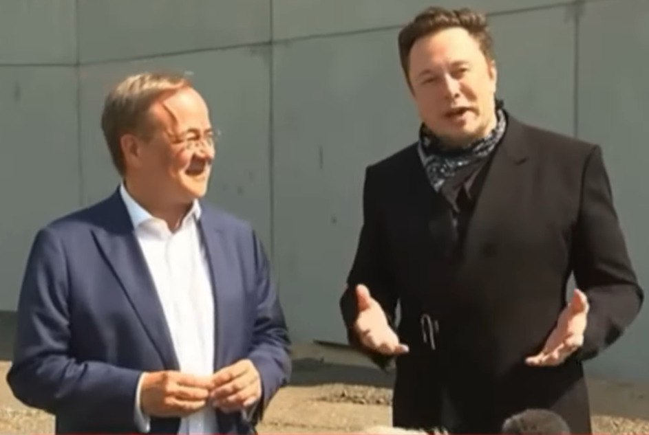 CDU-Bundeskanzlerkandidat und NRW-Ministerpräsident Armin Laschet (60) brachte Elektro-Autobauer Elon Musk (50) beim Presserundgang am 13. August 2021 auf der Tesla-Baustelle Gigafabrik im brandenburgischen Grünheide mit der Frage nach Wasserstoffautos zum Lachen © Tesla Intelligence UK
