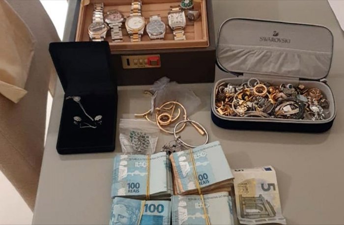 Die Bundespolizei aus Curitiba beschlagnahmte bei der Verhaftung von Claudio Oliveira auch Uhren, Schmuck und Bargeld @ Bundespolizei des Bundeslandes Parana in der Landeshauptstadt Curitiba