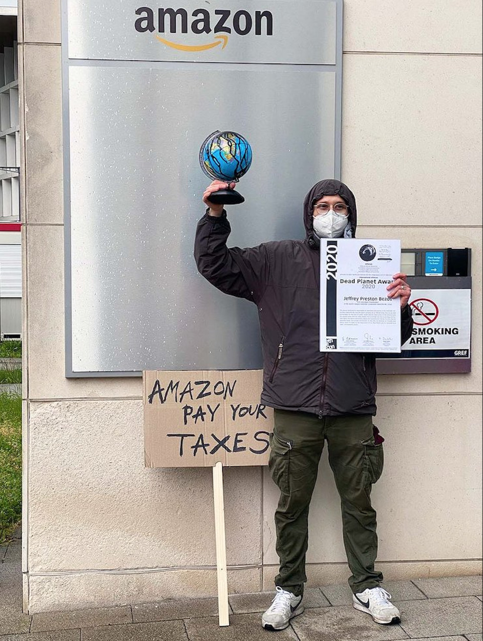 Bereits im November 2020 ging der Dead Planet Award an Amazon, am 26. Mai 2021 wurde er vor der Europa-Zentrale von Amazon in Luxemburg noch einmal präsentiert © ethecon.org