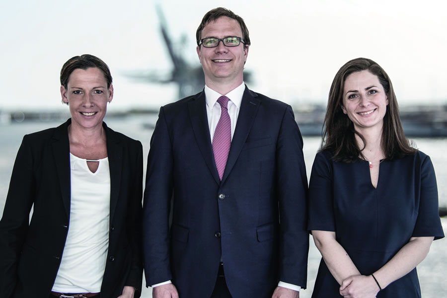 Das Team der neuen MAGNA Care GmbH von links nach rechts: Maike Günzel (Senior Transaktionsmanagerin), Tim Daniel Sauer (40, Geschäftsführer aus Aumühle) und Julia Peters (Head of Research) © Pressefoto MAGNA.ag