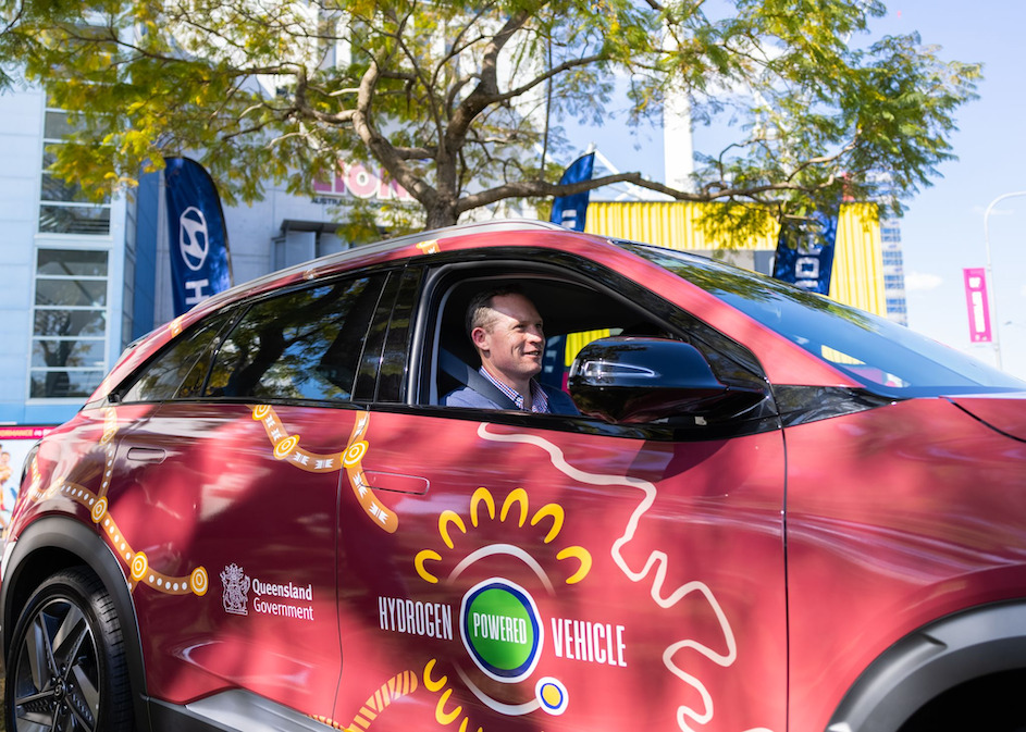 Mick de Brenni am Steuer eines von Hyundai gesponserten Wasserstoffautos: "Dieser Versuch zielt darauf ab, die Verbreitung der Wasserstofftechnologie zu beschleunigen und Queenslands Bestreben zu unterstützen, sich als globale Wasserstoff-Supermacht zu positionieren", sagte der Minister bei der Übernahme am 21. August 2021 © © Hyundai Motor Company, Australia Pty Limited