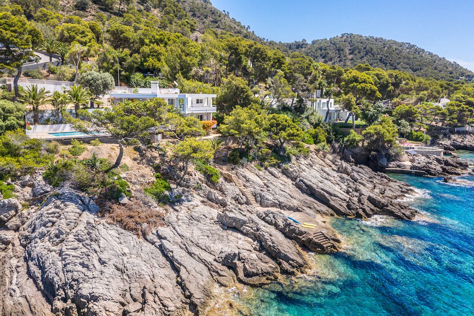  In Premiumlage in erster Meereslinie an der Costa de los Pinos im Nordosten Mallorcas liegt diese luxuriöse Villa, die von Engel & Völkers für 8 Millionen Euro angeboten wird. Auf einer Wohnfläche von 378 Quadratmetern verteilen sich sieben Schlafzimmer, sechs Badezimmer, ein offener Wohn- und Essbereich sowie eine separate Küche. Zum Außenbereich gehören mehrere sonnendurchflutete Terrassen mit Blick auf das Mittelmeer, ein Swimmingpool sowie ein privater Meerzugang über eine eigene Badeplattform. © Engel & Völkers Mallorca Nordost