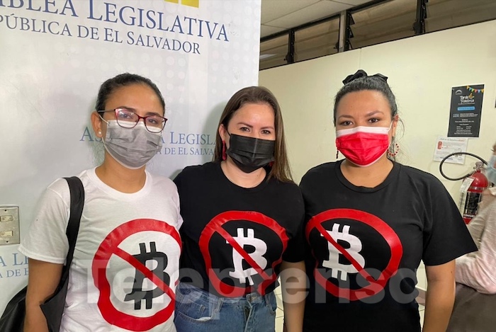 Drei Parlamentarierinnen von El Salvador protestieren mit ihren T-Shirts gegen den Bitcoin als Landeswährung © Twitter/Teleprensa