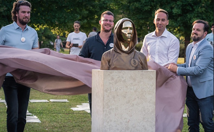 Am 16. September 2021 weihten vier ungarische IT-Unternehmer für den Bitcoin-Erfinder Satoshi Nakamoto im Technologiepark Graphiesoft in Budapest gleich neben Apple-Erfinder Steve Jobs ein Denkmal ein. © Statueofsatoshi.com