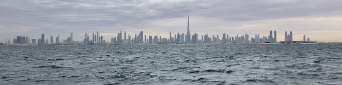 Dubai’s Skyline vom durchschnittlich 32 Grad warmen Arabischen Golf aus © Martin Kraeter