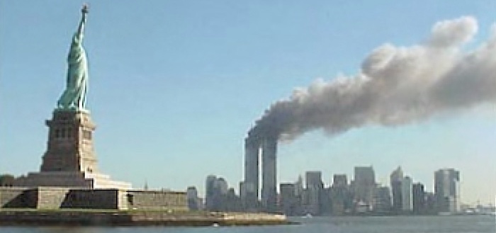 Die Freiheitsstatue und die beiden brennenden Türme nach dem Einschlag der zwei entführten Flugzeuge in die beiden Türme des World Trade Centers am 11. September 2021 durch Al-Kaida-Selbstmordattentäter, die Unterstützung aus Saudi-Arabien erhalten haben sollen © Wikimedia Commons