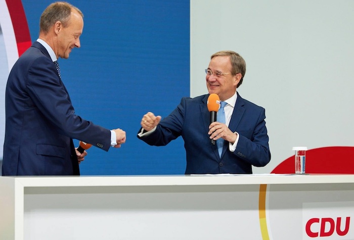 CDU-Kanzlerkandidat Armin Laschet stellte am 3. September 2021 auf Facebook auch CDU-Politiker Friedrich Merz mit den Worten vor: „Kluge Köpfe und innovative Ideen für unser Land. Heute habe ich mein Zukunftsteam vorgestellt - gemeinsam setzen wir auf die richtigen Themen für das Modernisierungsjahrzehnt. Zusammenführen und zusammen führen - das ist meine Idee für Deutschland. 23 Tage vor der Bundestagswahl stehen wir vor einer Richtungsentscheidung für unser Land. Die Union hat die besten Konzepte für unser Land.“ © Facebook.com/ArminLaschet/Photos am 3. September 2021