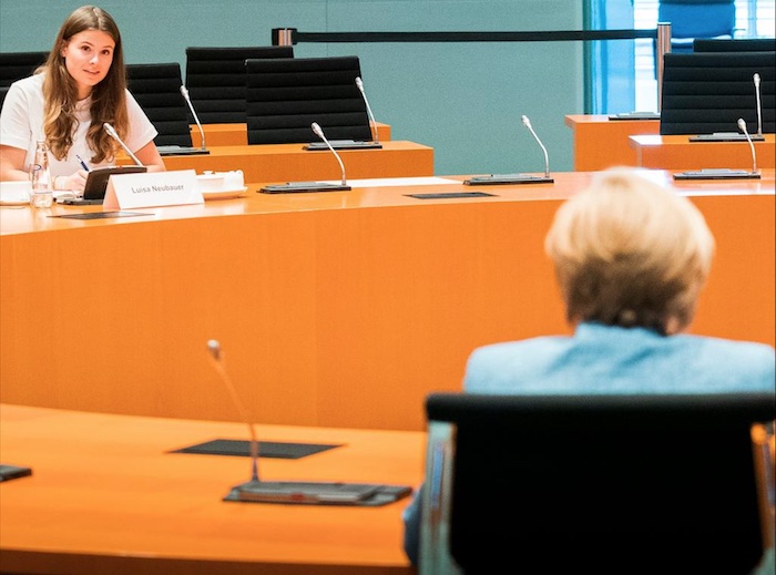 Am 20. August 2020 durfte Luisa Neubauer (25, Die Grünen) persönlich mit Bundeskanzlerin Angela Merkel (67, CDU) im Bundeskanzleramt in Berlin besuchen und befragen. Im Anschluss sagte Neubauer auf der Pressekonferenz im Freien, Frau Merkel habe eine große Verantwortung, sie wolle aber in Zukunft mutiger zu sein © Bundesregierung/Handout via REUTERS/Steffen Kugler