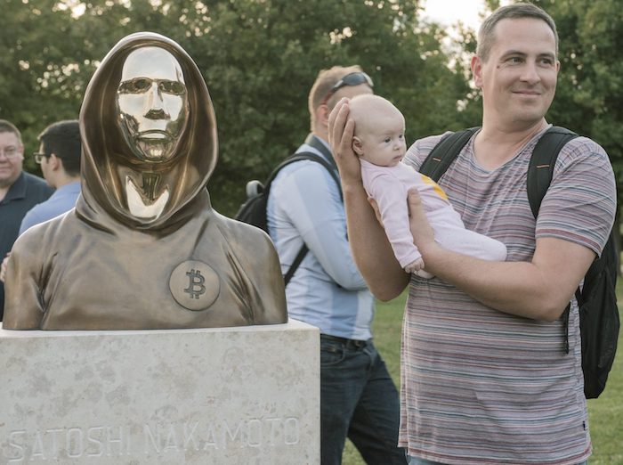 In Ungarn wurde dem Blockchain-Erfinder, von dem man bis heute nur seinen Künstlernamen Satoshi Nakamoto kennt, vor wenigen Tagen ein Denkmal gesetzt © Statueofsatoshi.com