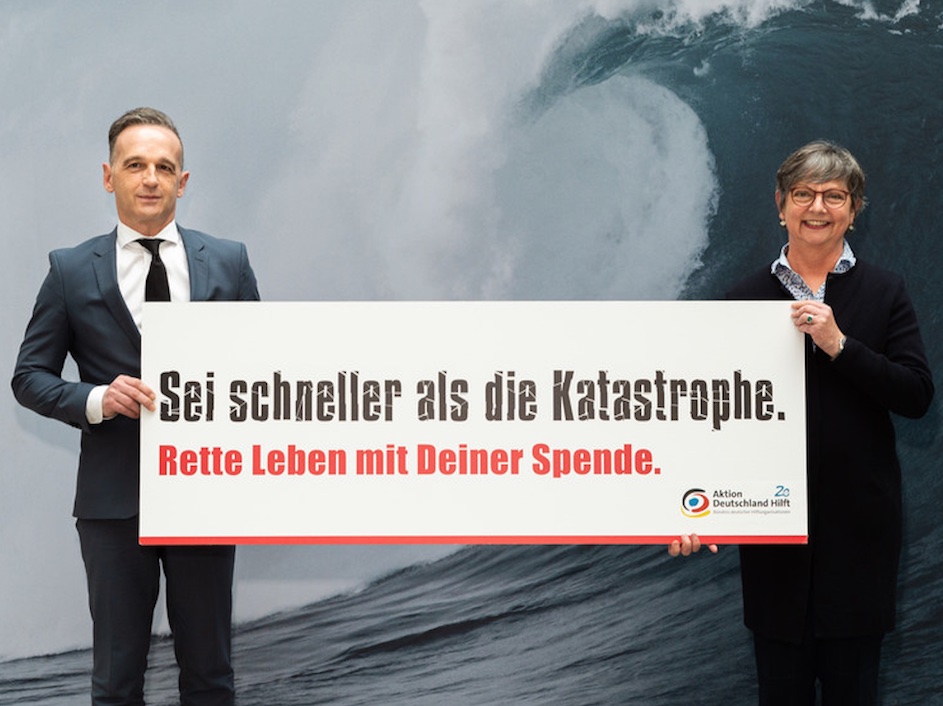 Auf der Pressekonferenz zum 20jährigen Jubiläum von Aktion Deutschland Hilft e.V. aus Bonn am 5. März 2021 hielten der Kuratoriumsvorsitzende Außenminister Heiko Maas (SPD) und die geschäftsführende Vorständin Manuela Roßbach ein Plakat in die Kamera: „Sei schneller als die Katastrophe“ Die Flut traf Deutschlands Süden Mitte Juli 2021. Nach sechs Wochen gibt es noch immer keine finanziellen Soforthilfen, berichten die Opfer © Pressefoto Aktion Deutschland Hilft/Florian Oellers