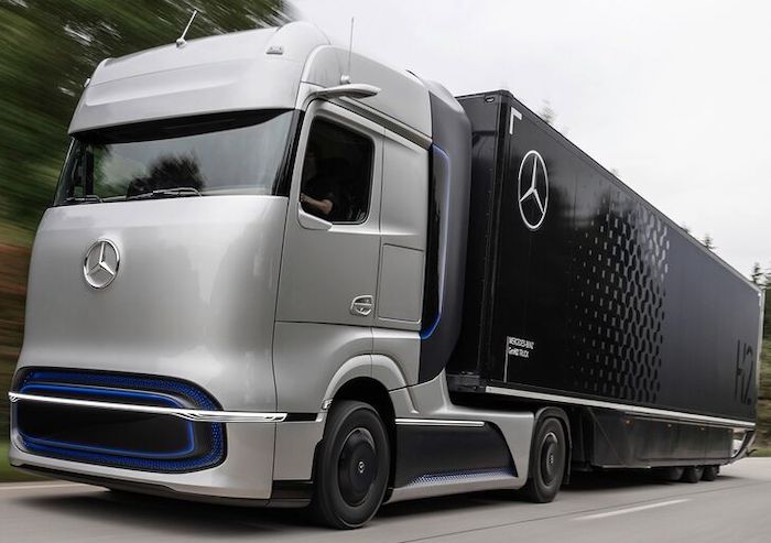 Genauso stark wie ein Diesel, aber CO2frei: Der im Test befindliche Brennstoffzellen-Lkw Mercedes-Benz GenH2 Truck © Singulus Technologies AG, Stuttgart