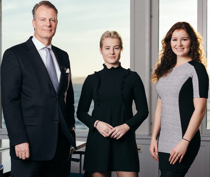 Sie sind laut Forbes die jüngsten Milliardärinnen der Welt: die norwegischen Schwestern Alexandra Andresen (25, dunkelhaarig, passionierte Dressurreiterin in Florida, will in Zukunft aktiv in die Belange der Ferd Holding eingreifen und sich für wohltätige Zwecke engagieren) und Katharina Andresen (26, blond, abgebrochenes Studium der Sozialwissenschaft in Amsterdam sowie Wirtschaft in Oslo, jetzt Mitarbeiterin im Familienunternehmen und 3 Tage die Woche Ernst & Young-Volontärin). Ihr Vater, der norwegische Industrielle und Investor Johan Henrik Andresen Jr., (60, Inhaber der einst größten Zigarettenfabrik Norwegens und heutiger Chef der Investmentboutique Ferd AS aus Oslo), übertrug ihnen 2007 jeweils 42,2 Prozent der Firmenanteile mit einem heutigen Wert von jeweils 1,4 Milliarden US-Dollar (1,21 Milliarden Euro) © Pressefoto Ferd AS/Frederic Boudin