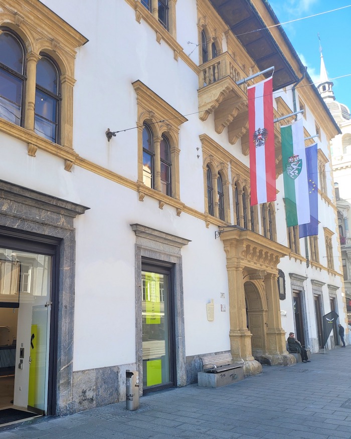 Die neue Filiale Raiffeisen City im Grazer Landhaus in der Einkaufsmeile Herrengasse 16 bekommt zum Weltspartag am 29. Oktober 2021 den ersten Schweizer GOLD TO GO-Automaten in Österreich © GOLD TO GO AG, Zug