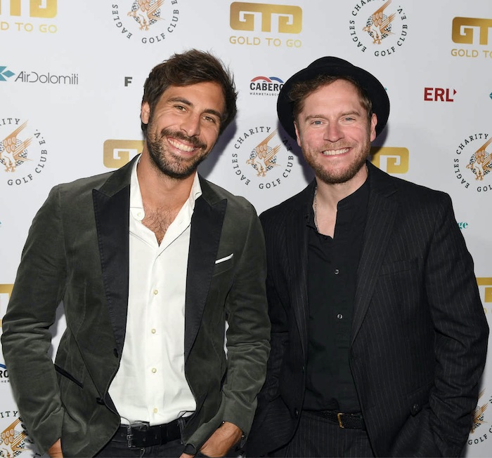 Die Hamburger Sänger Max Giesinger (links) und Johannes Oerding standen beim GOLD TO GO EAGLES Präsidenten Cup auch auf der Bühne © GOLD TO GO AG, Zug/Schneider-Press/Wolfgang Breiteneicher