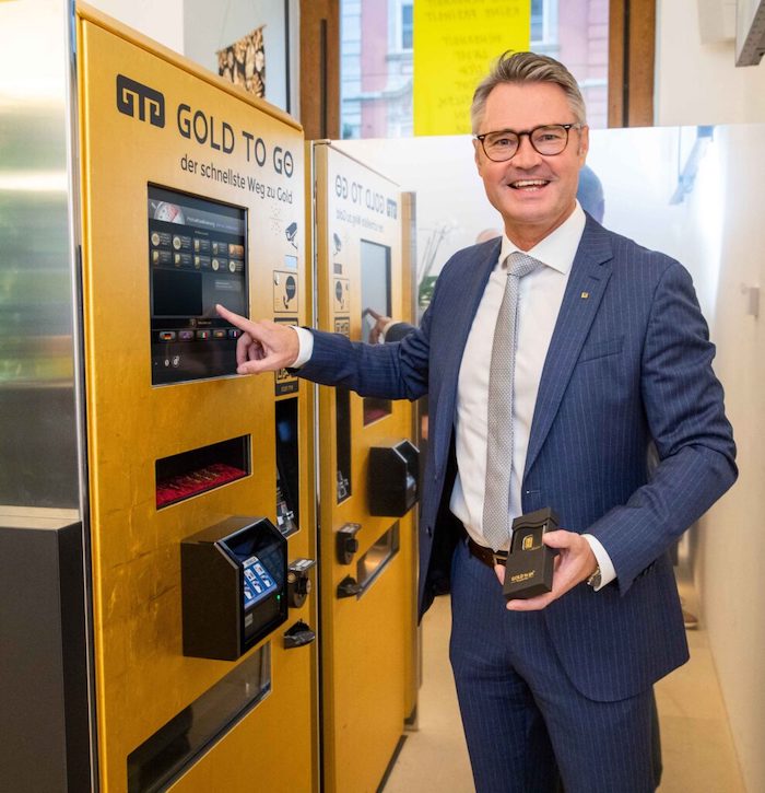 RLB-Vorstand Rainer Stelzer hat den Goldautomaten bereits ausprobiert  © Pressefoto RLB Steiermark/Peter Riedler