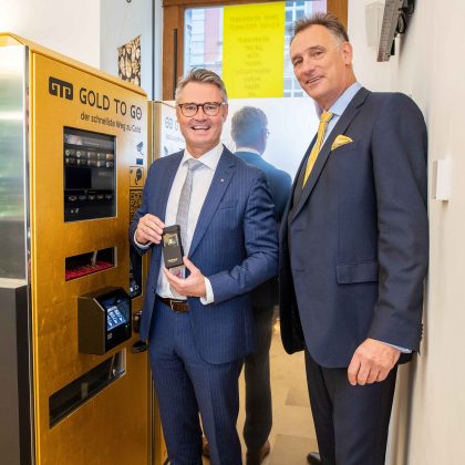 RLB-Marktvorstand Rainer Stelzer (links) mit Gold to go-Geschäftsftührer Rudolf Engelsberger in Graz am ersten Goldautomaten Österreichs © Pressefoto RLB Steiermark