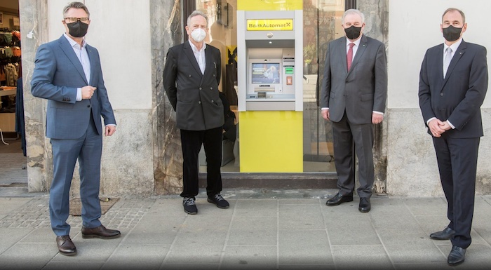 Einweihung der Raiffeisen City am 26. Februar 2021 mit dem ersten BankAutomaten, der Kunst direkt fördert, von links nach rechts: Raiffeisen-Landesbank Steiermark AG-Vorstandsdirektor Rainer Stelzer, Künstler Professor Richard Kriesche aus Graz, Landeshauptmann Hermann Schützenhöfer und RLB Steiermark-Generaldirektor Martin Schaller © RLB Steiermark AG/Fischer