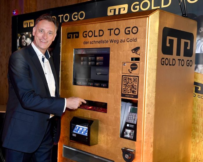 Rudolf Engelsberger, CEO der GOLD TO GO AG aus Zug in der Schweiz an einem Goldautomaten im Resort Forte Village auf Sardinien © GOLD TO GO AG, Zug/Schneider-Press/Wolfgang Breiteneicher