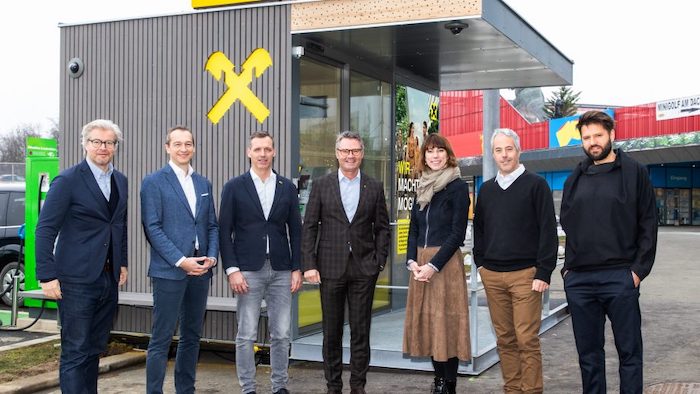 Vor dem Raiffeisen Cube von links nach rechts: FH Joanneum Design-Studienleiter Thomas Feichtner, Centermanager Martin Wittigayer, Strobl Bau - Holzbau GmbH-Geschäftsführer Dr. Homas Hanin, RLB-Marktvorstand Magister Rainer Stelzer, RLB-Transformationsvorstandsdirektorin Dr. Ariane Pfleger, FH Campus 2-Dozent Michael Terler und FH JHoanneum-Dozent Markus Well © Pressefoto RLB Steiermark/Riedler