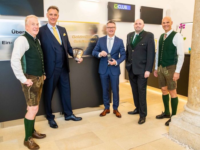RLB Steiermark AG-Marktvorstand Rainer Stelzer (3. von rechts) testete gemeinsam mit Gold to go AG-Geschäftsführer Rudolf Engelsberger (60, aus dem Schweizer Au Sankt Gallen, 2. von links) und den RLB Steiermark-Mitarbeitern Wilhelm Voller (links), Wolfgang Niederl-Stadler (2. von rechts) und Thomas Zehtleitner (rechts) den Goldautomaten © Pressefoto RLB Steiermark AG