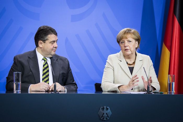 Lobbyierte 2020 bereits anderthalb Jahre nach seinem Kabinettausscheiden bei seiner alten Chefin für die Deutsche Bank: Ex-Bundeswirtschaftsminister (2013-2017) und Ex-Bundesaußenminister sowie Ex-Bundesvizekanzler (2017-2018) Sigmar Gabriel (SPD) und Bundeskanzlerin Angela Merkel (CDU) am 23. Januar 2014 zum Abschluss einer Kabinetts-Klausurtagung auf Schloss Meseberg, 60 Kilometer nördlich von Berlin © Bundesregierung/Denzel
