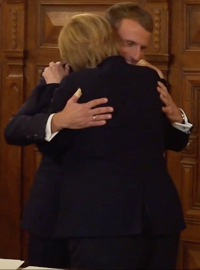 Innige Umarmung von Angela Merkel und Emmanuel Macron bei ihrem Freundschaftsbesuch im französischen Burgund am 3. November 2021, wo ihr Macron das Großkreuz der französischen Ehrenlegion (die höchste Ehrung Frankreichs) verlieh. Die Auszeichnung gilt Merkels besonderem Einsatz für die Beziehungen beider Länder. Sie spiegelt die besonders vertrauensvolle und gute Zusammenarbeit zwischen der Kanzlerin und dem französischen Präsidenten © Bundesregierung