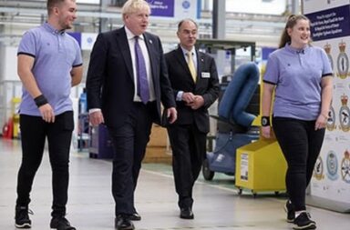 Der britische Premierminister Boris Johnson (2. von links) mit Warren East, CEO der Rolls Royce Holdings plc aus Derby, bei einem Rundgang im Werk in Bristol am 26. Oktober 2021. Der Rolls-Royce-Standort in Bristol soll als erste Rolls-Royce-Anlage im Jahr 2022 den Netto-Null-Kohlenstoff-Status erreichen © Crown Copyright 2021