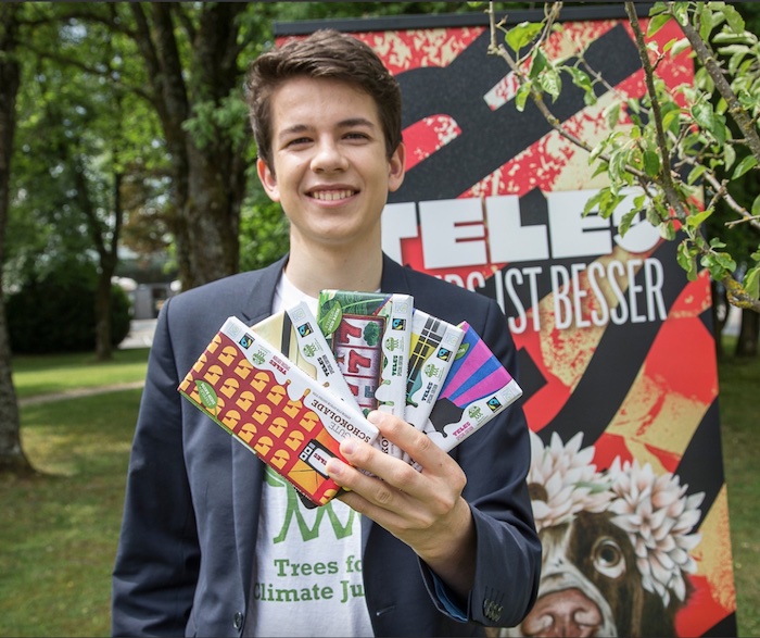  Der heute 24jährige Münchner Felix Finkbeiner gründete im Jahr 2007 als Neunjähriger die gemeinnützige bayerische Plant-for-the-Planet Foundation, die in der Schweiz von der Firma Chocolats Halba in der nähe von Basel die Milchschokolade „Die gute Schokolade“ herstellen lässt und in deutschen Märkten wie EDEKA, Feneberg, Kaufland, REWE, Combi und Hieber und in verschiedenen Dorf- und Weltläden sowie in Österreich bei Billa, Sutterlüty und Merkur verkauft. Für fünf verkaufte Tafeln pflanzt PLANT-FOR-THE-PLANET einen Baum auf dem stiftungseigenen Grundstück in Mexiko © Pressefoto obs/Tele5/David Heimerl vom 2. Juni 2017