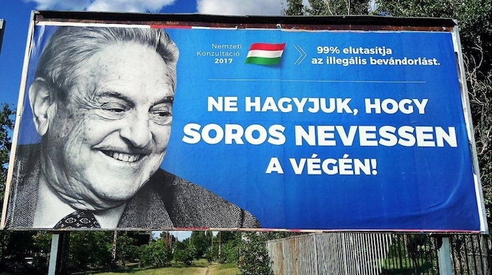 Angeblicher Corona-Strippenzieher Soros. „Lassen wir es nicht zu, dass Soros zuletzt lacht!“ Ungarn erklärte den jüdischen ungarisch-us-amerikanischen Hedgefonds-Manager und Philanthropen Georg Soros (91) aus Badford, 50 Meilen nordlich von Manhattan, zum Feind Nr. 1, weil er Migration und Flüchtlinge unterstützte  und versuchen würde, „die EU mit illegalen Einwanderern zu überfluten.“ © 17,5 Millionen Euro teure Plakatkampagne der Viktor-Orban-Regierung 2017