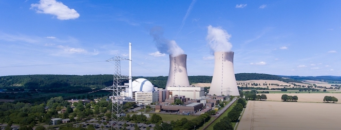 Das AKW Grohnde in Niedersachsen (Inbetriebnahme 1984) soll im Dezember 2021 endgültig vom Netz gehen. Bis zum Jahr 2040 soll der Abriss abgeschlossen sein. Im Schnitt generierte das Kraftwerk Grohnde an der Weser pro Jahr rund 11 Milliarden kWh Strom. Damit versorgte es knapp drei Millionen 3-Personen-Haushalte ein Jahr lang mit Elektrizität. Das Kernkraftwerk deckte somit rund 15% der Stromerzeugung in Niedersachsen. Klimaschutz: Jedes Jahr produzierte das Kernkraftwerk Grohnde rund 11 Milliarden kWh Kohlendioxid- armen Strom. Somit ersparte es der Umwelt knapp 10 Millionen Tonnen CO2 jährlich und leistete damit einen nachhaltigen Beitrag zum Klimaschutz ©  Pressefoto PreussenElektra GmbH aus Hannover, einer Tochter der E.ON SE aus Essen