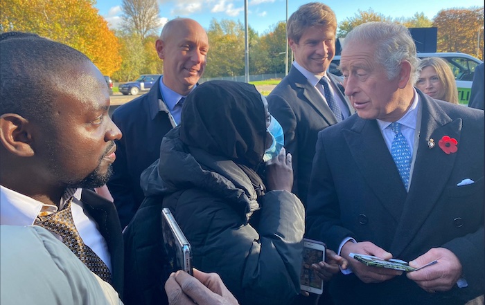 Die gambische Umwelt-Optimistin Fatou Jeng und Chefin im Global Board der bayrischen gemeinnützigen Stiftung Plant-for-the-Planet überreicht auf der Klimakonferenz in Glasgow am 4. November 2021 dem britischen Thronfolger Prinz Charles (73) aus London eine Tafel Schweizer Milchschokolade „Die gute Schokolade“. Für fünf verkaufte Tafeln wird in Mexiko ein Baum gepflanzt © Twitter.com/fatoulamininjeng