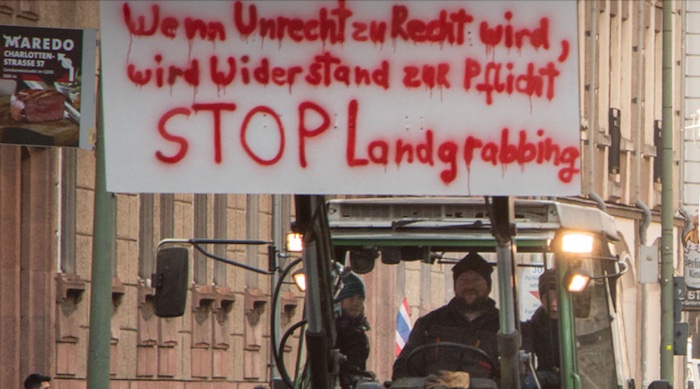 Gegen Land Grabbing demonstrierte Bio-Bauer Carlo Heinz (42) aus Kagel in Oder-Spree 2019 mit seinem Traktor in Berlin © Screenshot aus Trailer für den 12-Minuten-Kinofilm „We unite“ vom Juni 2019