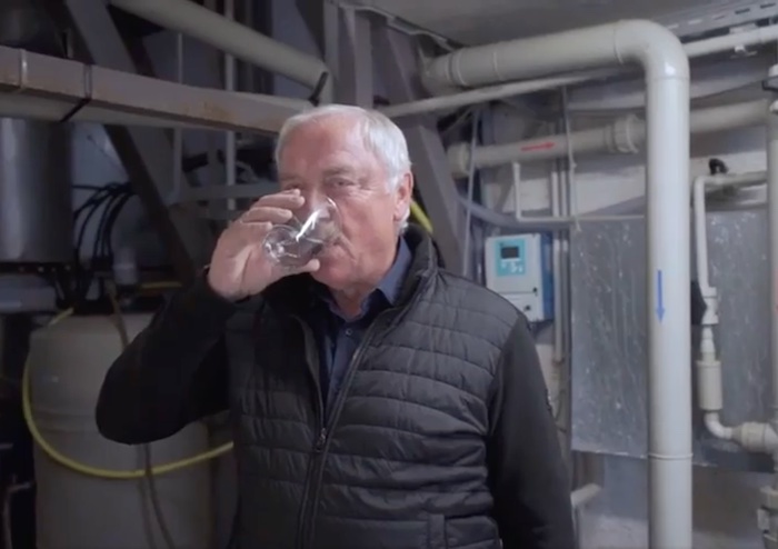 Werner Haase (73) aus Greifswald trinkt auf Rügen sein entsalzenes Wasser © Facebook Unternehmerverband Vorpommern e.V., Greifswald