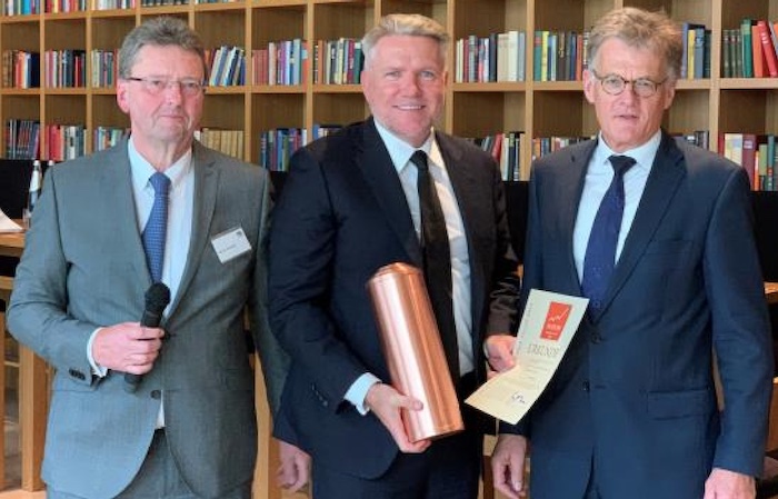 Als einer der erfolgreichsten Player mit dem „manage to core“-Ansatz erhielt publity-Senior-Berater Thomas Olek (53, mitte) aus Essen am 27. September 2019 den PLATOW-Award in der Kategorie „Gewerbeimmobilien von PLATOW-Geschäftsführer Albrecht Schirmacher (67,rechts) aus Homburg an der Höhe und Immobilien-Experte Werner Rohmert (68, links) aus Rheda-Wiedenbrück im Frankfurter Jumeirah Hotel entgegen. © PLATOW