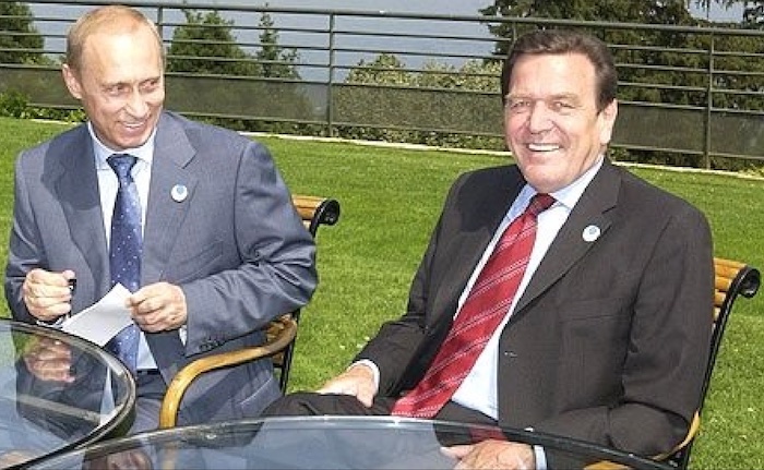 Russlands Staatspräsident Wladimir Putin (links) und der damalige deutsche Bundeskanzler Gerhard Schröder im Juni 2003 bei bilateralen Gesprächen in Russland ©  Kremlin.ru/events/president/news vom 1. Juni 2003