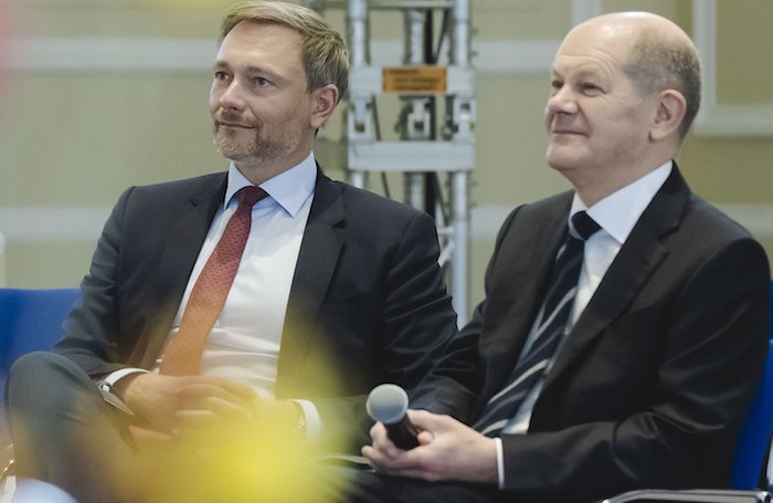 Übergabe des Bundesfinanzministeriums in Berlin am 9. Dezember 2021 von Bundeskanzler und Ex-Bundesfinanzminister Olaf Scholz (63, SPD, Rechtsanwalt) aus Potsdam an Bundesfinanzminister Christian Lindner (42, studierter Politikwissenschaftler, Ex-Internetunternehmer und Ex-Stromhändler, FDP) aus Berlin Schöneberg © BMF