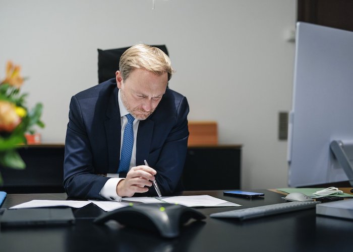 Vor der voraussichtlich letzten G7-Finanzministerkonferenz unter britischer Präsidentschaft telefonierte Bundesfinanzminister Christian Lindner (42, studierter Politikwissenschaftler, Ex-Internetunternehmer und Ex-Stromhändler, FDP) aus Berlin Schöneberg am 10. Dezember 2021 mit seinem mit seinem britischen Amtskollegen Rishi Sunak (41, Hedgefondsmanager mit indischen Wurzeln, Konservative Partei) aus Kirby Sigston in North  Yorkshire und Haus in Kensington in London und Wohnung in Santa Monica in Kalifornien), Zum 1. Januar 2022 übernimmt Deutschland den Staffelstab in der G7 © Twitter.com/BMF