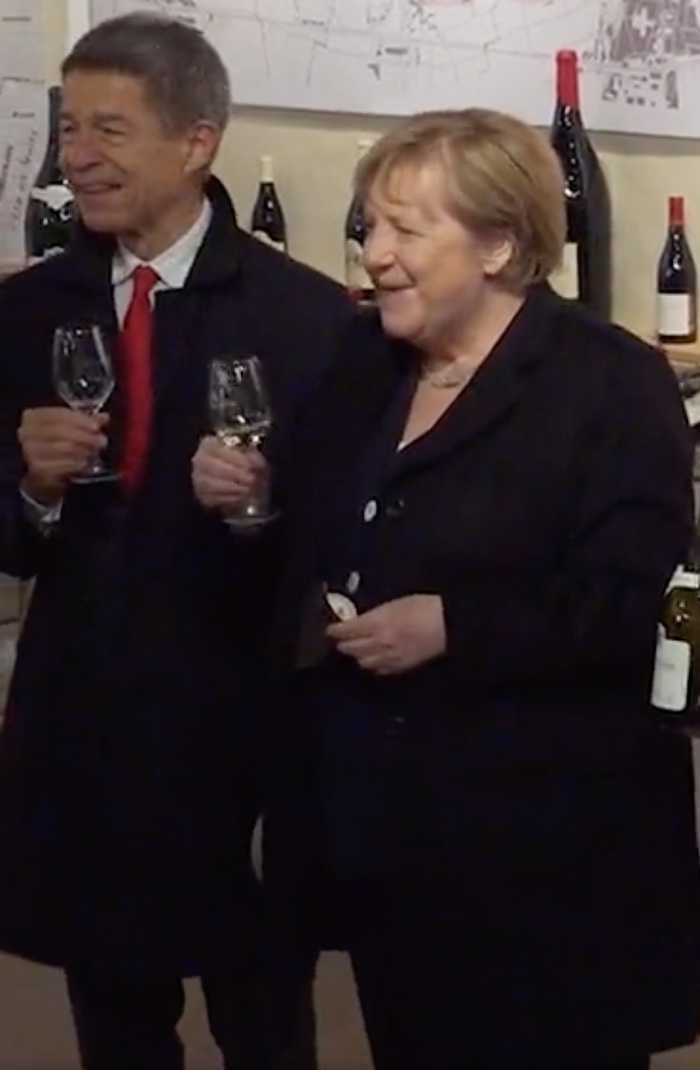 Chemieprofessor Joachim Sauer (72) und seine Frau Angela Merkel (67, CDU), Physikdoktorin und Bundeskanzlerin a. D. am 3. November 2021 bei einer Burgund-Weinprobe im französischen Beaune, wo sie auf Einladung des französischen Präsidenten, Emmanuel Macron (43, Partei Die Republik in Bewegung) weilten © Archiv Twitteraccount von Ex-Regierungssprecher Steffen Seibert sowie Ausriss aus Video der deutschen Bundesregierung vom 4. November 2021