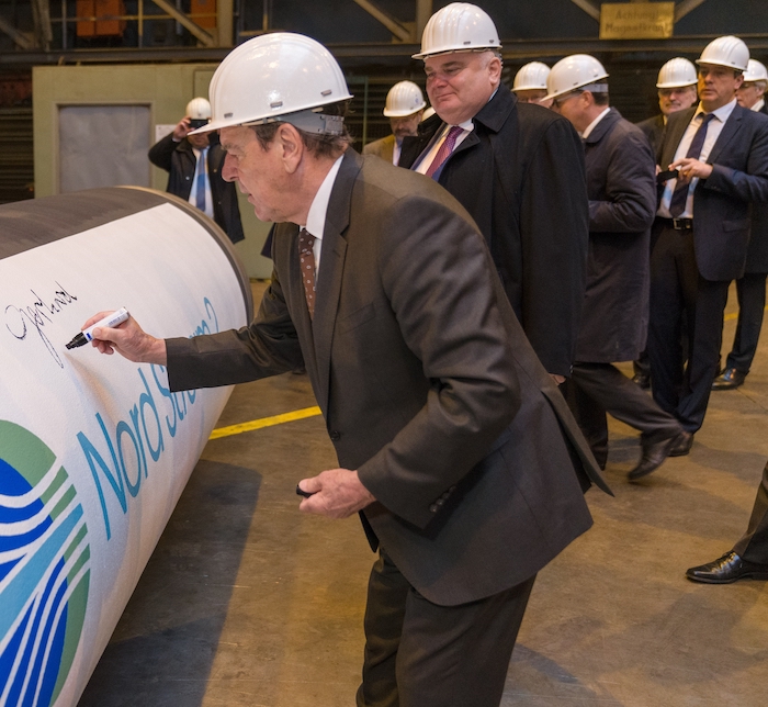 Rohrproduktion im Europipe-Werk in Mühlheim an der Ruhr, das je zur Hälfte der Salzgitter Mannesmann GmbH und der Dillinger Hüttenwerke AG gehört: Nach dem Rundgang durch die Großrohr-Produktion der Europipe GmbH am 21. November 2016 signierten Gerhard Schröder, Präsident des Verwaltungsrates der Nord Stream 2 AG, und Matthias Warnig, Chief Executive Officer von Nord Stream 2 ein Rohr aus der Fertigung für das Nord Stream 2-Projekt © Nord Stream 2 AG / Wolfram Scheible