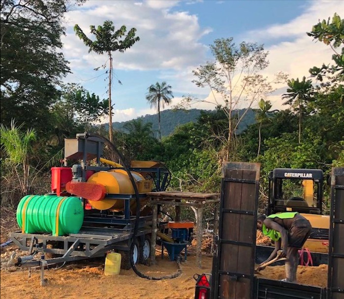 Schneller Sondierungsprozess, Feststellung des Goldgehalts im Boden mit einer kleinen 5-Tonnen-Maschine in Sierra Leone © DELCORE AG, Zug