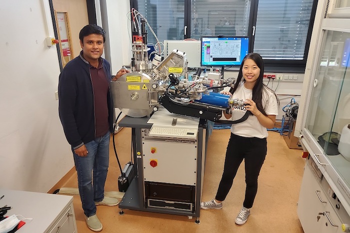 Solarzelle aus 3 Kristallen im Test-Labor: Physik-Doktorandin Yeseul Yun gehört zum Wissenschaftler-Team von Dr. Akash Bhatnagar vom ZIK Zentrum für Innovationskompetenz SiLi-nano® der Uni Halle © ZIK SiLi-nano der Uni Halle (Saale) vom 10. September 2021