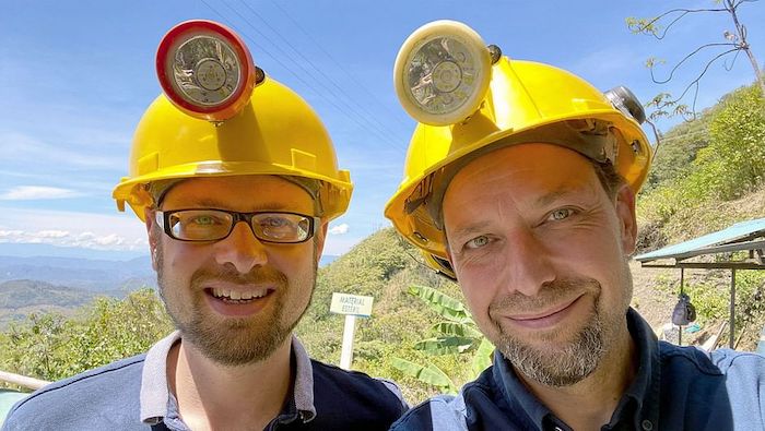  Gold mit gutem Gewissen: Goldschmied Jan Spille (rechts) aus Hamburg Altona und Goldhändler Florian Harkort (links) aus Leipzig Nordost engagieren sich in Kolumbien für faire Arbeitsbedingungen in Goldminen © Pressefoto ZDF/Jan Spille